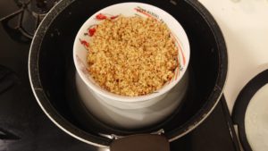 椿の種を蒸し始める準備