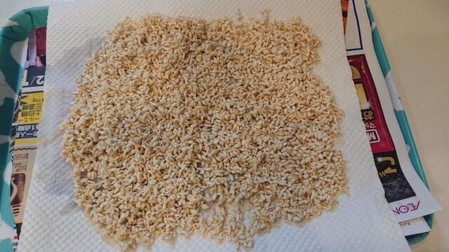 大麦を紙に広げる