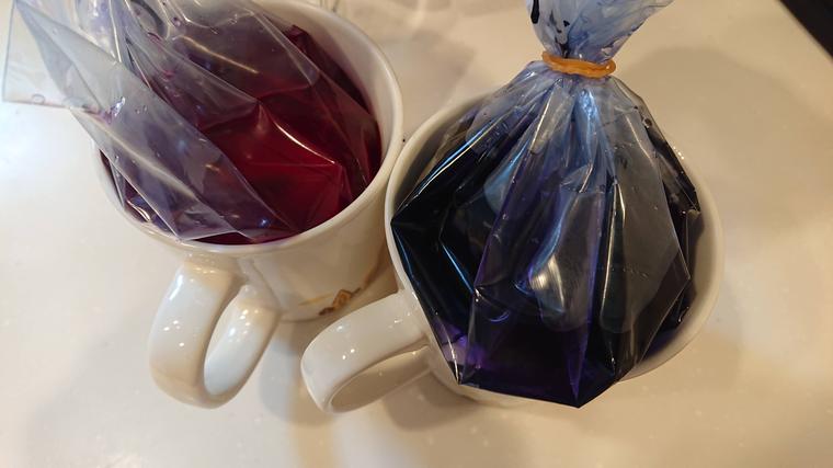 紫キャベツ液をマグカップに入れる