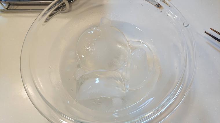 かき氷の氷で作った冷たい水