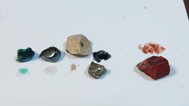 実際の石の絵の具の色